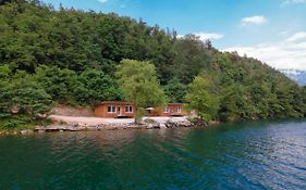 Chalet Alessandrini - Private Lakeside Beach